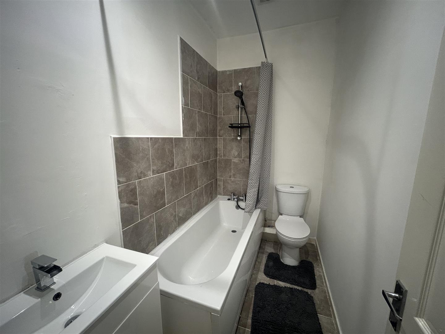 3 Bedroom House To Rent image 9